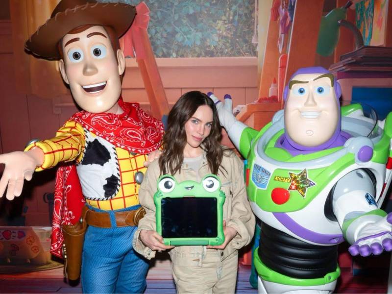 La cantante mexicana Belinda será la voz en español de Lilypad, un nuevo personaje de Toy Story 5. De esta manera, compartirá créditos con los cantantes Bad Bunny y Bizarrap, así como con la actriz española Penélope Cruz, quienes forman parte del elenco de doblaje para Latinoamérica y España de la nueva producción animada de Disney y Pixar.