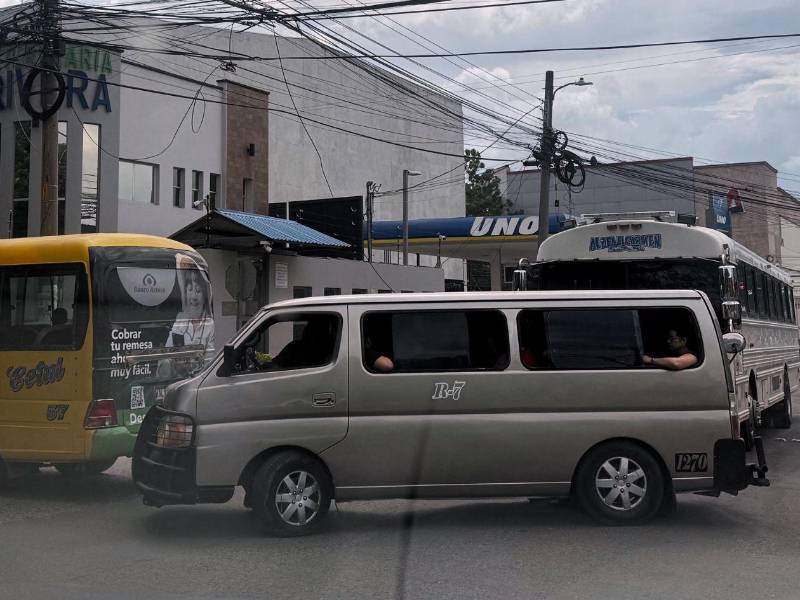 La 2 Calle del noreste, en San Pedro Sula, es uno de los puntos donde las paradas de buses contribuyen a generar congestionamiento vehicular.