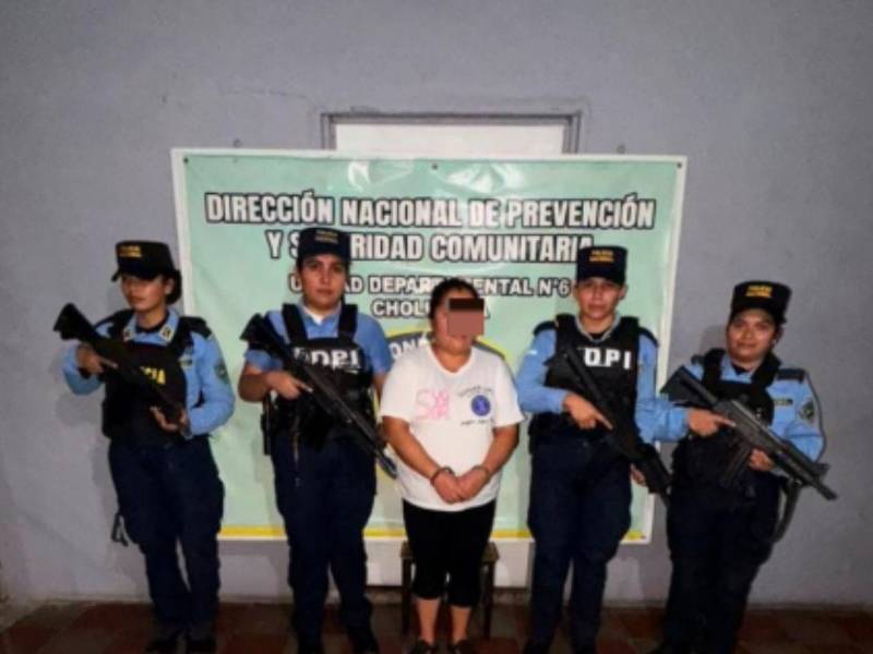 La detenida, junto con la droga y el armamento, fue puesta a la orden del Ministerio Público para el debido proceso legal.