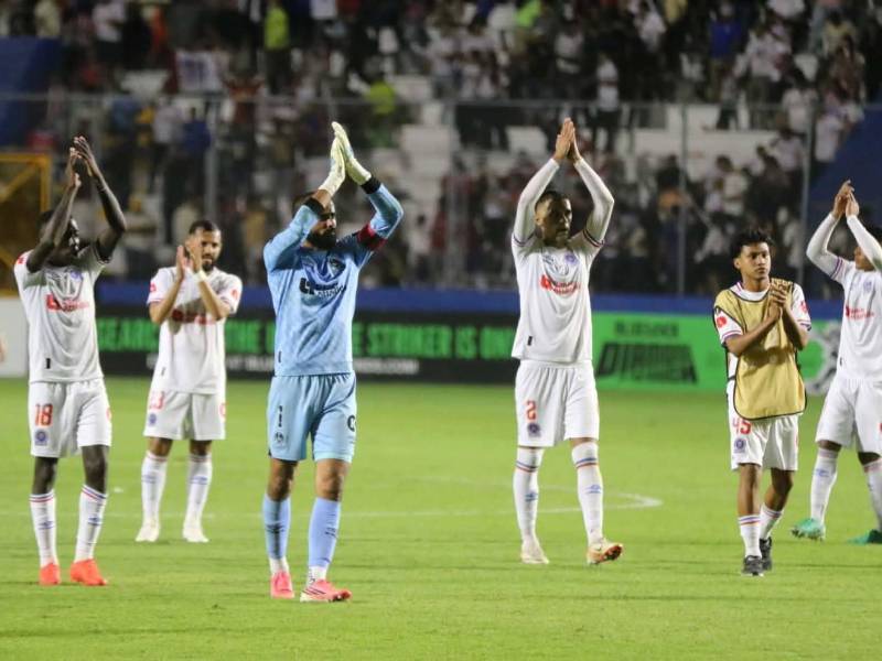 Jugadores del Olimpia le agradecieron a su afición por el apoyo brindado.