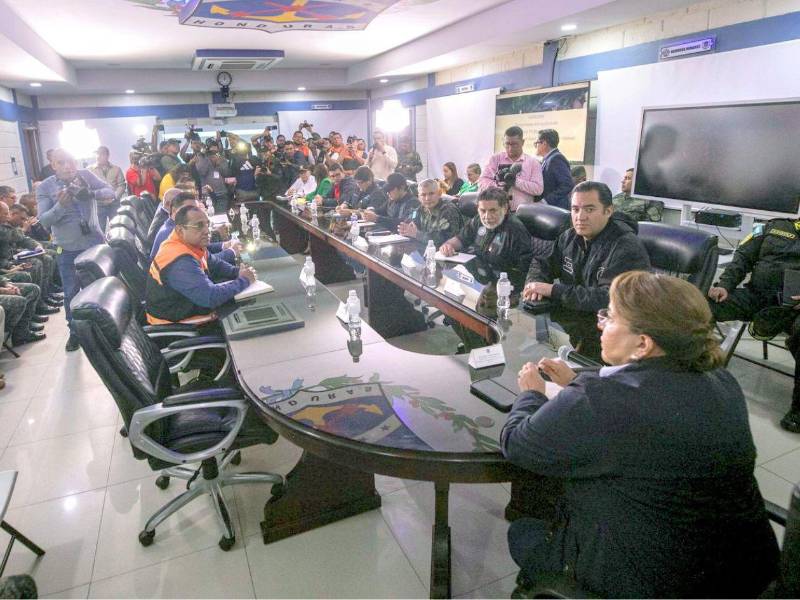 La presidenta Xiomara Castro participó en la reunión, donde se aprobaron fondos para atender a las familias afectadas.