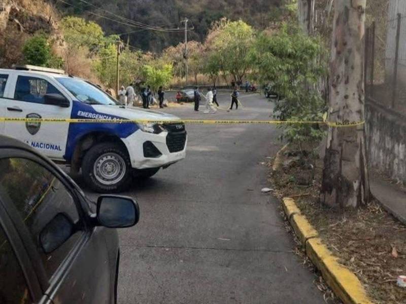 Tras el doble homicidio, agentes de la Policía Nacional se desplazaron a la zona para acordonar la escena.