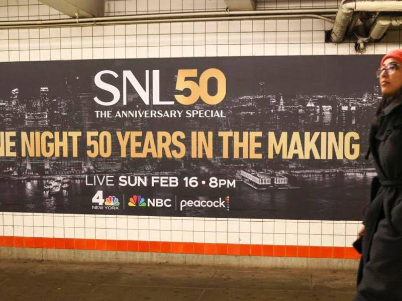 Una persona camina frente a un anuncio conmemorativo del especial del 50 aniversario del programa “Saturday Night Live” (SNL) el 12 de febrero en la estación de metro Rockefeller Center en Nueva York (EE.UU.).