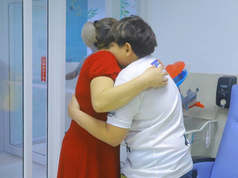 Una madre celebra que su hijo logró vencer la leucemia.