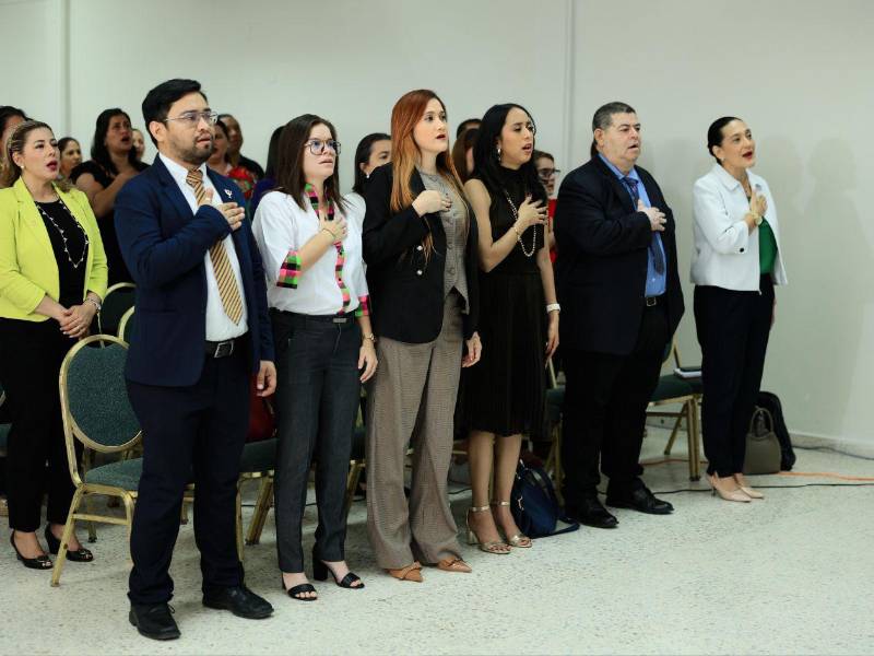 Psicólogos y representantes de Diario LA PRENSA, parte de todo el auditorio que particip[o en el lanzamiento de esta nueva edición.