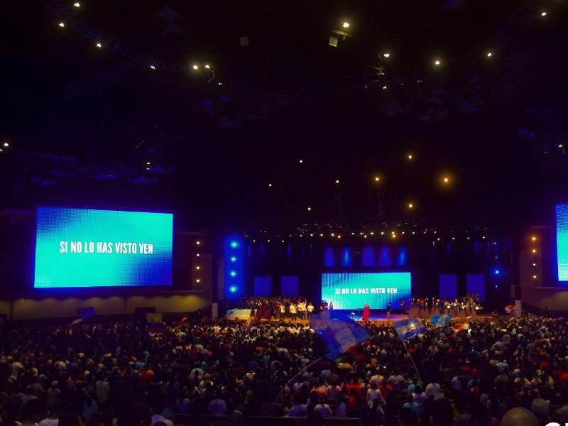 Los asistentes se unieron en cantos y alabanzas durante el Retiro Deleite 2026 en la Iglesia Ebenezer.