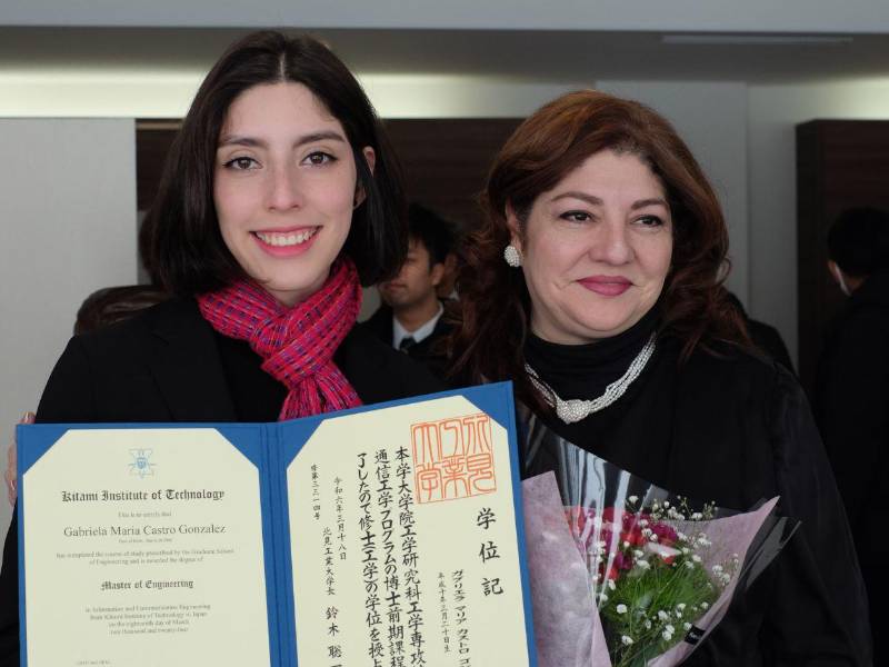 Junto a su madre, Gabriela Castro muestra orgullosa el título de maestría en Ingeniería en Información y Comunicación del Instituto Tecnológico de Kitami, Japón.