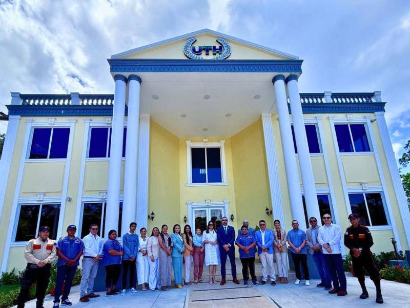 Personal administrativo y docentes de UTH Campus Roatán.