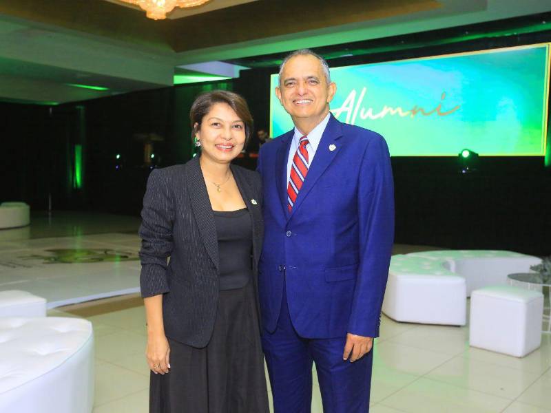 Javier Mejía, rector de UTH, junto a su esposa Alejandra Urbina de Mejía.