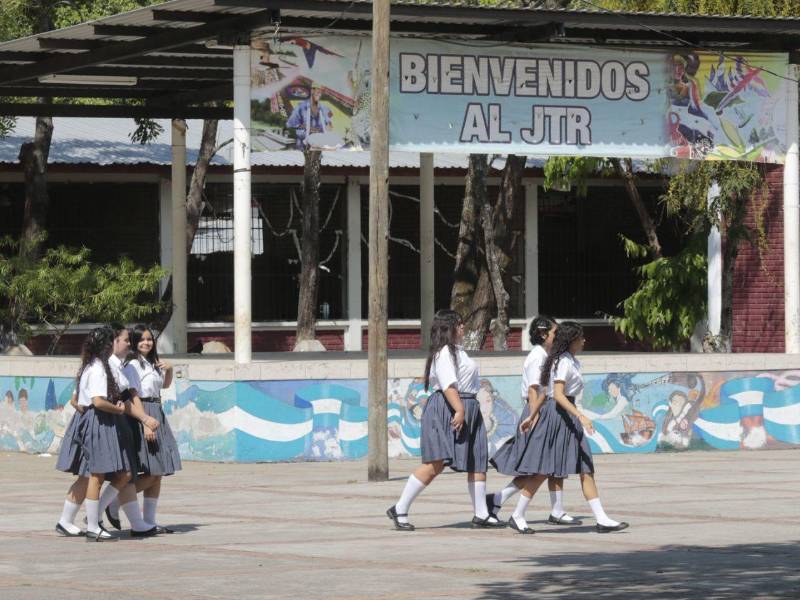 Estudiantes del JTR caminan hacia uno de los laboratorios de la institución.