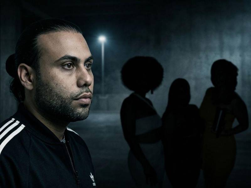 El nombre de Gilbert Santiago Reyes Bermúdez pasó de ser desconocido a ocupar titulares nacionales tras ser señalado como el principal sospechoso de uno de los crímenes más impactantes registrados en la zona insular del país: la muerte de tres mujeres en Roatán, Islas de la Bahía.