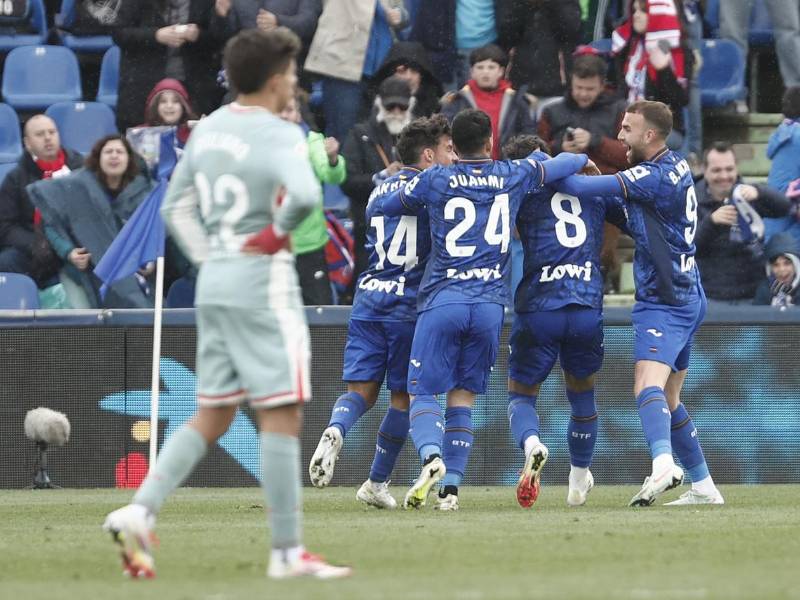 Los jugadores del Getafe celebran su segundo gol contra el Atlético de Madrid.