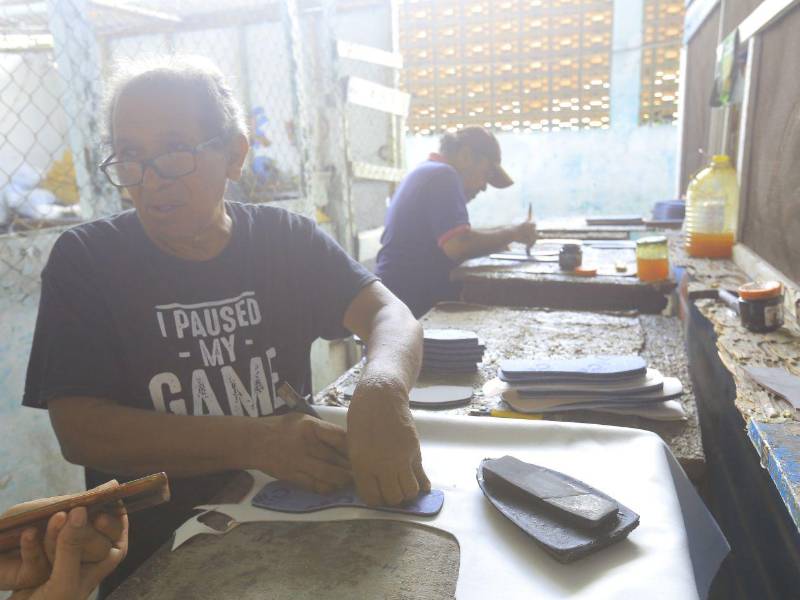 Pese a que la demanda ya no es como antes, la elaboración artesanal de calzado perdura. Cada pieza es confeccionada por artesanos que mantienen un proceso tradicional, basado principalmente en el trabajo manual y no en máquinas industriales.