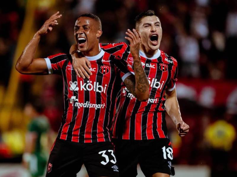 Alajuelense golpeó al Marathón tras marcarle dos goles en cuestión de cinco minutos.