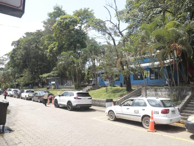 Fotografía del predio donde se construirá la unidad quirúrgica pediátrica, cerca del área de emergencia y el almacén de la Región Sanitaria de Cortés.
