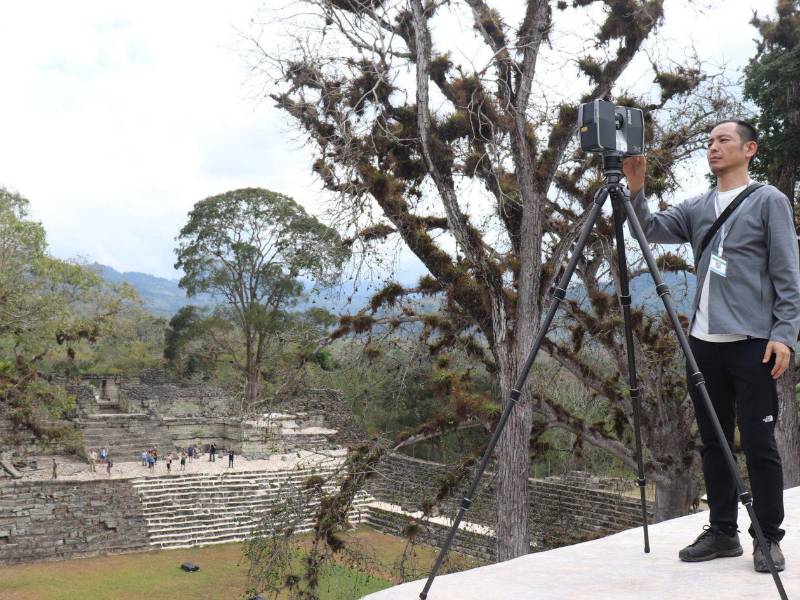 Los expertos japoneses utilizan escáneres con tecnología LiDar (en español Detección y Medición de Luz o Detección y Medición de Imágenes Láser) para captar de todos los ángulos la acrópolis de Copán.
