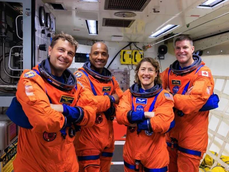 La tripulación está integrada por tres astronautas:<a rel=noopener noreferrer href=https://www.laprensa.hn/mundo/astronautas-artemis-ii-cara-oculta-luna-entrevista-nbc-tripulacion-GL29995344 target=_blank> </a>Reid Wiseman, Christina Koch, quien se convirtió hoy en la primera mujer en llegar al satélite, y Victor Glover, el primero de raza negra en lograrlo, junto al canadiense Jeremy Hansen, el primer astronauta extranjero en una misión lunar de la NASA.