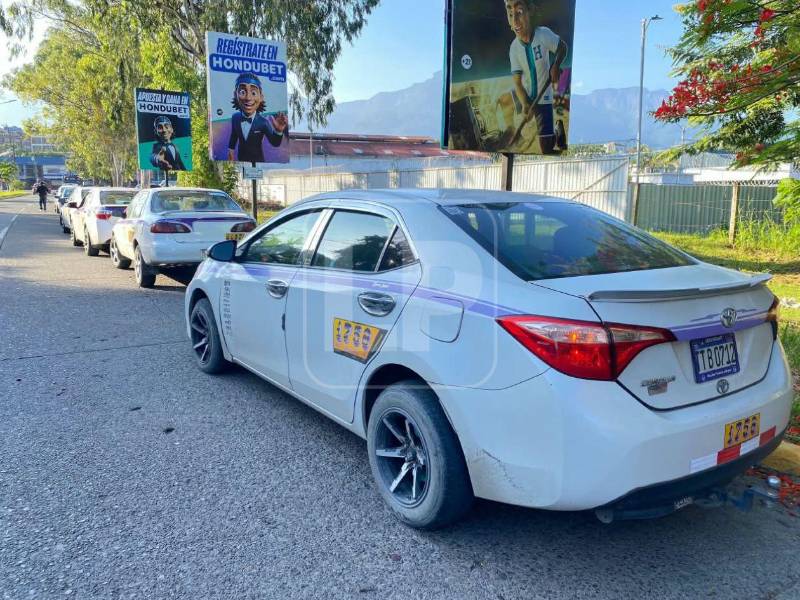 Conductores estacionaron sus unidades en el bulevar La Amistad como forma de protesta.