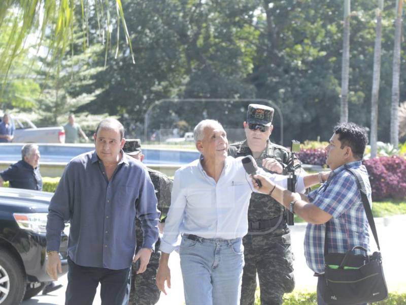 Asfura llegando a un hotel sampedrano para reunirse con empresarios.