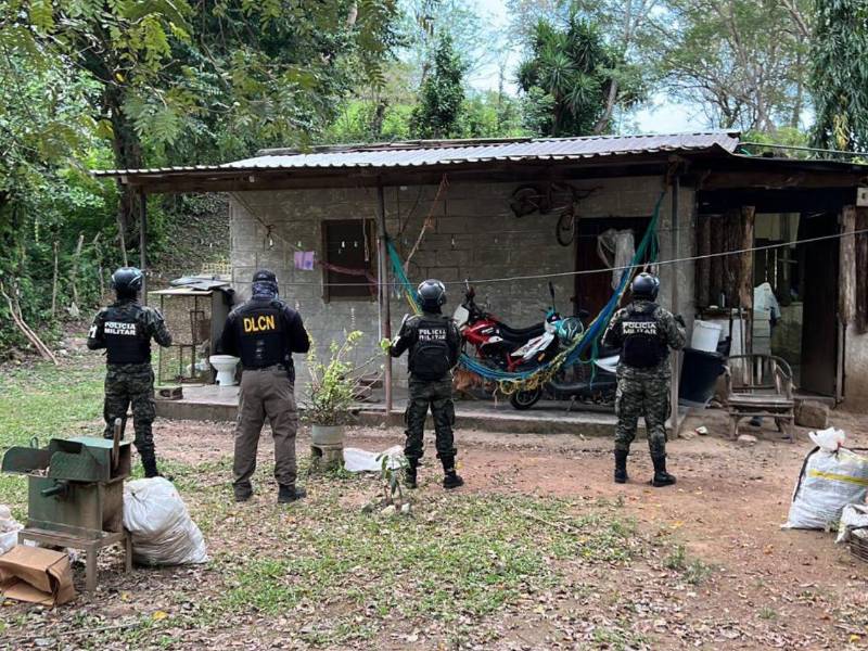 Agentes de la DLCN y policías militares participan en los allanamientos.
