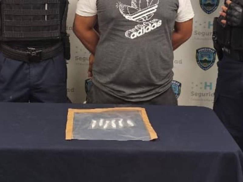 En esta imagen se observan las bolsas que contendrían estupefaciente, y que fueron decomisadas como evidencia.