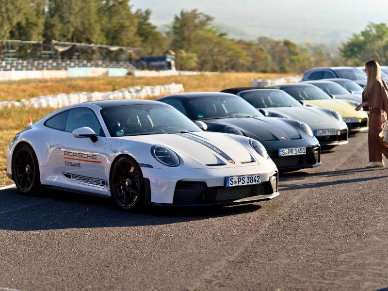 El Porsche World Road Show permite evaluar aspectos como el confort de marcha, la respuesta del motor y la tecnología del vehículo en condiciones reales de conducción, más allá del entorno controlado de la pista.