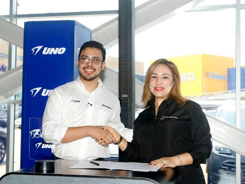Firmaron el convenio los representantes de UNO y Mercedes-Benz: Eduardo Idiaquez y Jazzania Croasdaile.