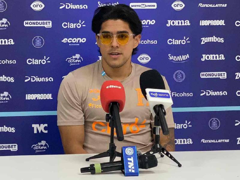 Luis Palma atendió a los medios de comunicación en el el sexto día de concentración de la Selección de Honduras.