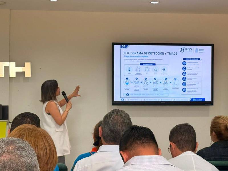 La representante del hospital regional del IHSS realiza la presentación del flujograma de atención del centro asistencial.