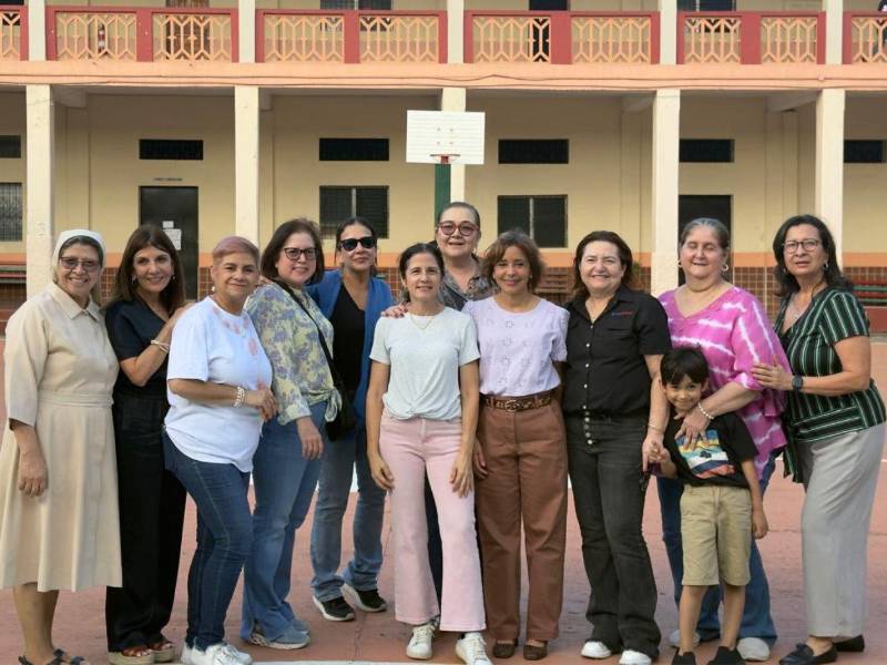 Sor Flor, Sandra Faraj, Jackie Valle, Clemencia Bueso; Ana Salgado, Hilda Bendaña, Isus Galdamez, Ana Sofia Dunaway; Lidia Muñoz, Yanira Vargas y atrás Nidia R. de Villegas.