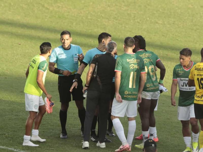 Pablo Lavallén y sus jugadores fueron a reclamarle a los árbitros tras el final del partido ante Real España.