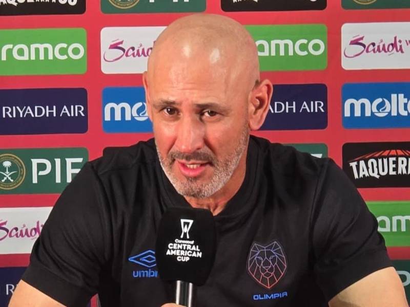 Eduardo Espinel en conferencia de prensa previo a su juego en Copa Centroamericana ante Alianza.