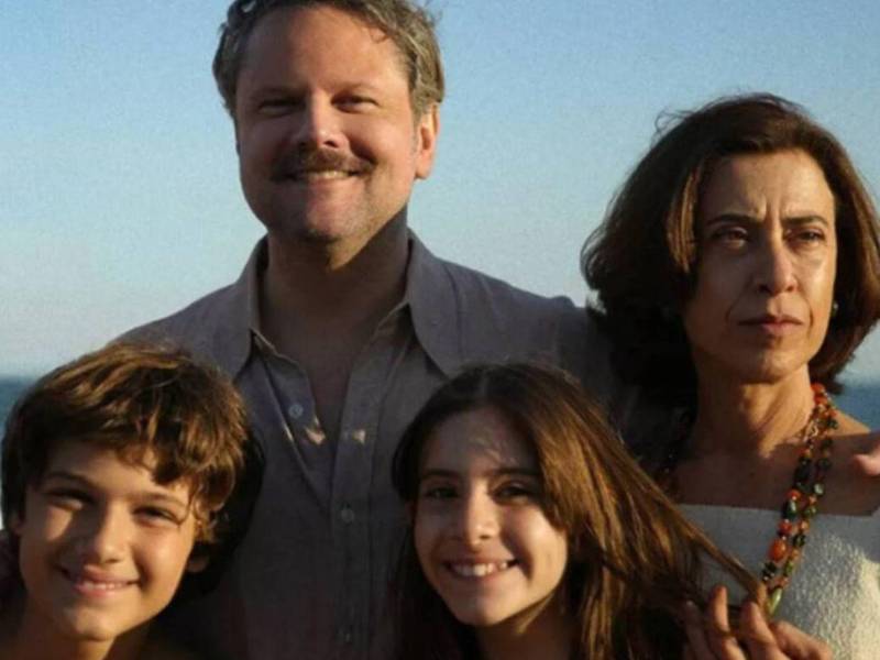 ”Aun estoy aquí” está basada en las memorias de Marcelo Rubens Paiva, en las que narra cómo su madre se vio obligada a asumir las riendas de la familia y buscar respuestas, cuando su marido, el diputado Rubens Paiva, fue capturado por el régimen conocido como la Dictadura militar en Brasil, en 1971.