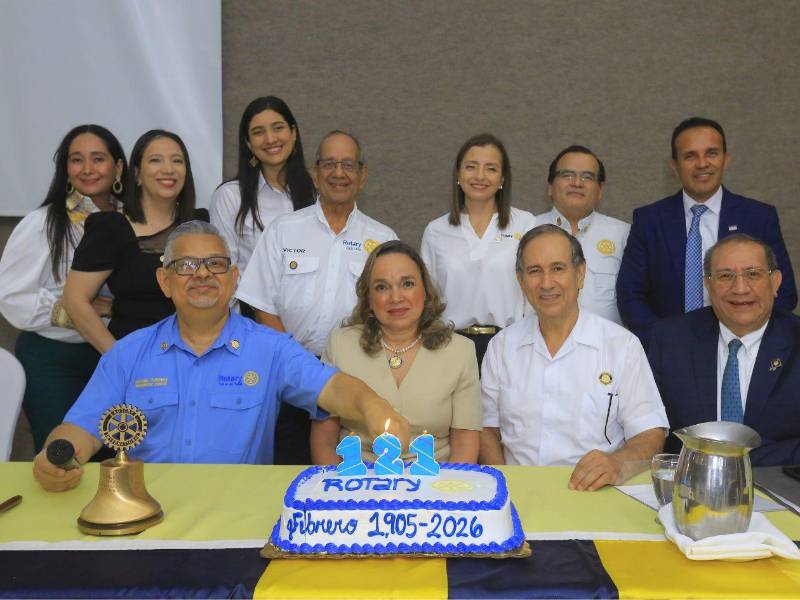Socios rotarios compartieron un especial momento al partir un pastel para festejar los 121 años de entrega y compromiso con las comunidades.