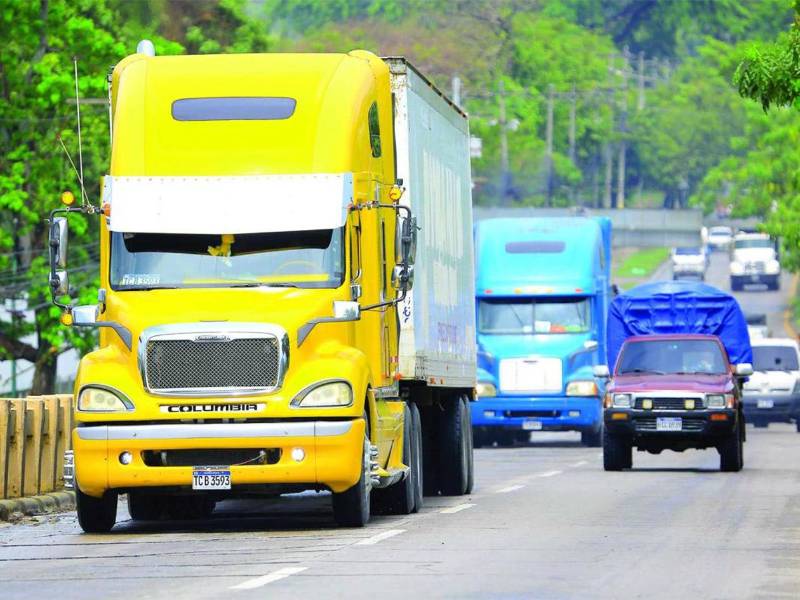 Está prohibido la circulación de vehículos de carga pesada en el centro de la ciudad, es por ello que estos únicamente circulan en el segundo anillo de circunvalación.