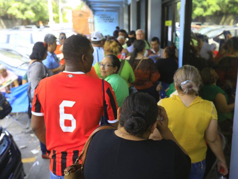 Largas filas y reclamos marcaron la jornada de atención en las oficinas regionales del Instituto de Previsión Social del Magisterio.