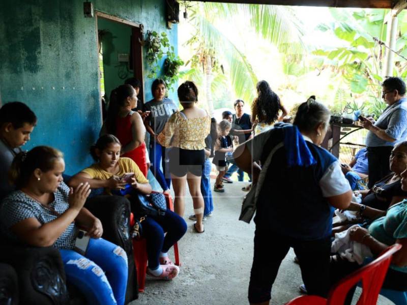 Familiares y amigos en el velatorio del pequeño Jefferson Serrano Mejía.