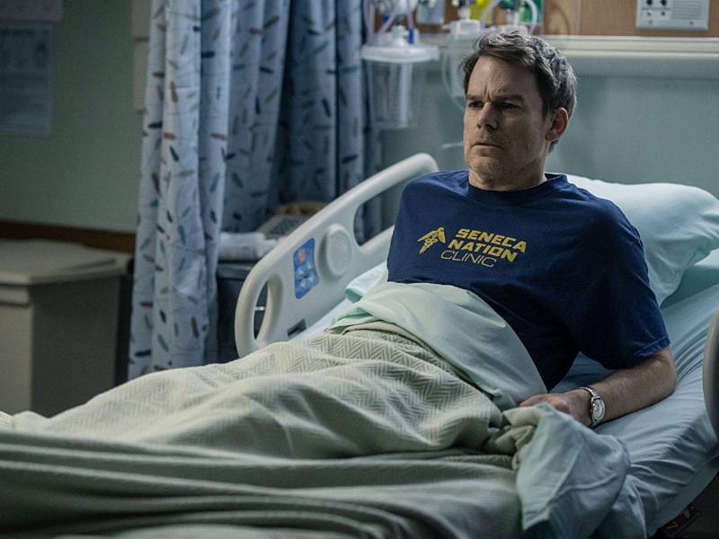 El 12 será el día del regreso en SkyShowtime de Michael C. Hall en ‘Dexter: Resurrección’, un punto y seguido de la serie original que se desarrolla semanas después de la supuesta muerte de uno de sus personajes, quien ahora deberá buscar a su hijo e intentar resolver su turbio pasado.