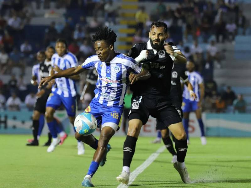 Samuel Card y Jorge Álvarez disputan el balón en un lance del partido en La Ceiba.