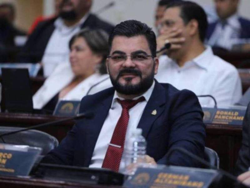 La Constitución de la República de Honduras solo impide que familiares del presidente se postulen como diputados al Congreso Nacional o como presidente de la República.