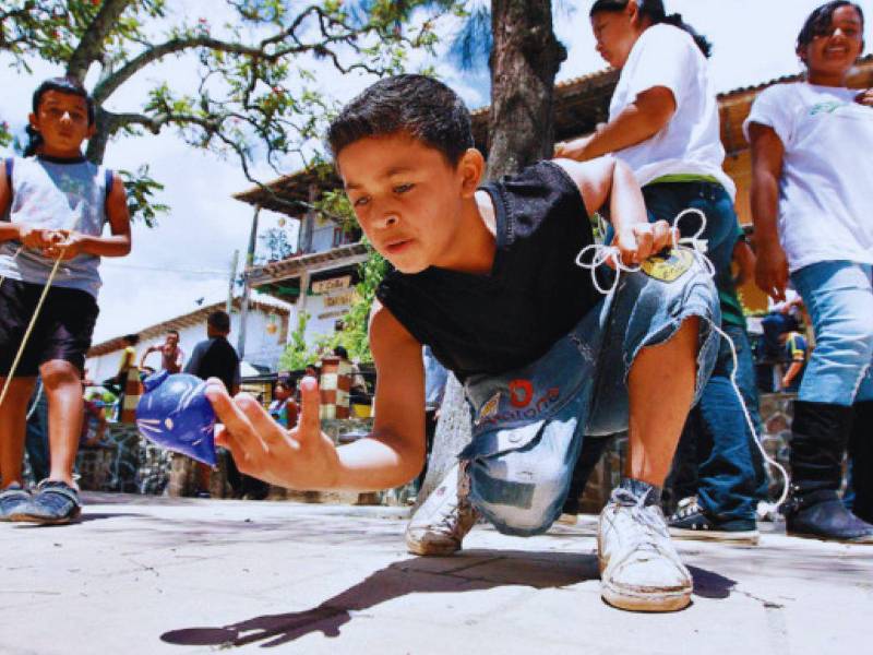 Jugar trompo es una habilidad digna de aplauso. Poder jugar estos juegos volverá a ser posible gracias al proyecto enfocado en fortalecer la identidad nacional a través de la recreación comunitaria.