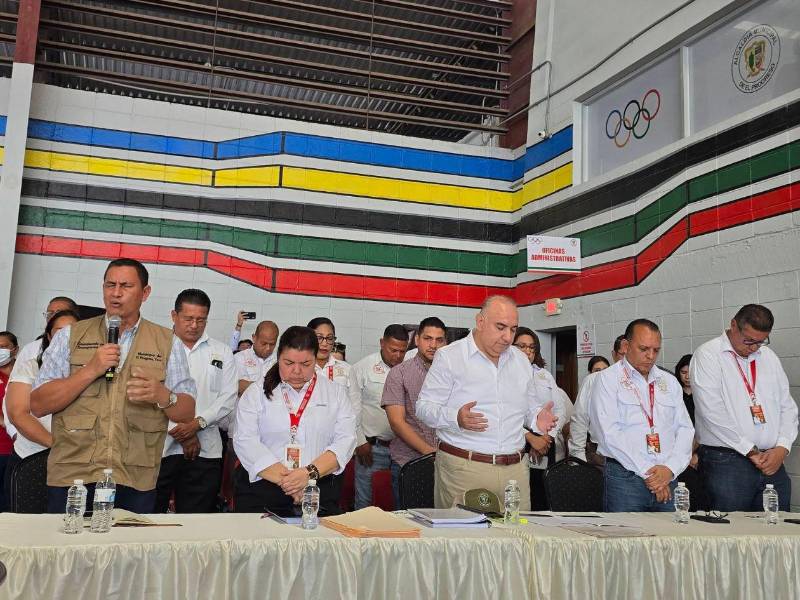 El alcalde Alexander López y autoridades de la comuna durante la conferencia de prensa en el palacio de los deportes de El Progreso, Yoro.