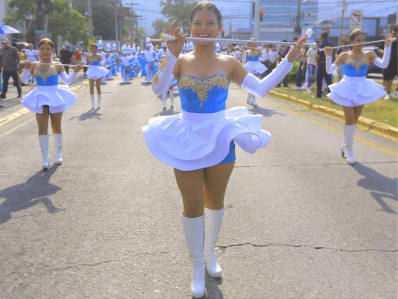 Cuadro de palillonas del instituto José Trinidad Reyes desfila en San Pedro Sula.