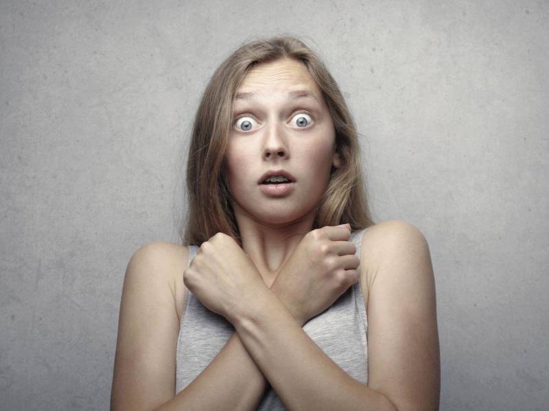 Ojos muy abiertos y pupilas dilatadas: ante la percepción inmediata de un peligro, la amígdala cerebral toma el control en milésimas de segundo y prepara al cuerpo para la huida o la defensa.