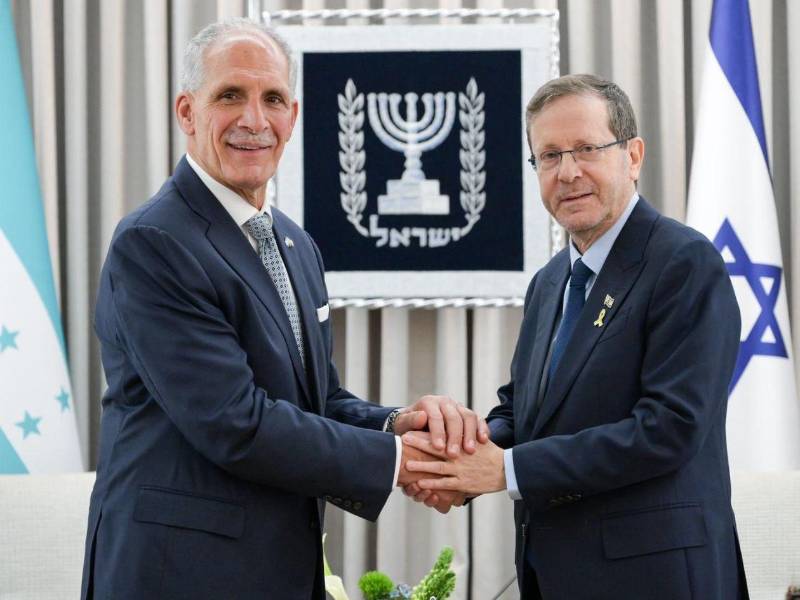 El presidente electo de Honduras, Nasry Asfura, junto a Isaac Herzog.