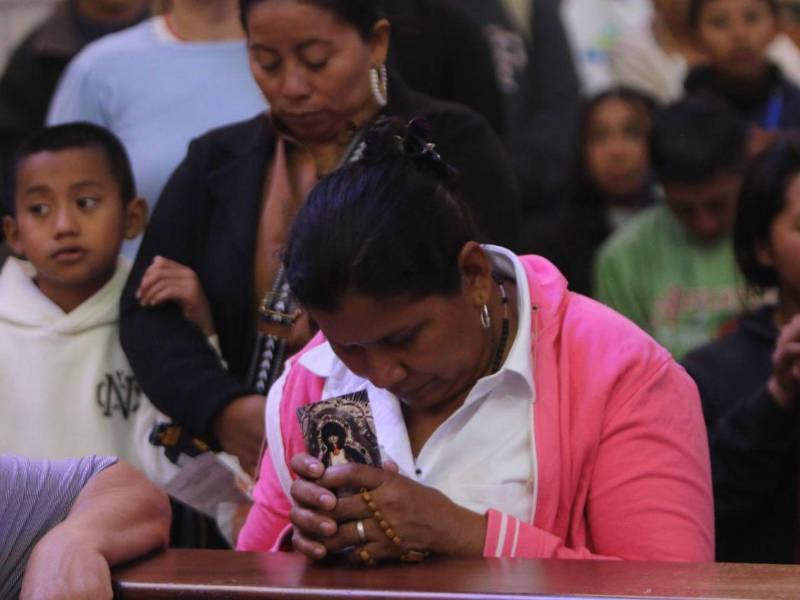 Con profunda devoción, los fieles encienden velas y elevan plegarias paraagradecer salud, protección y bendiciones recibidas.