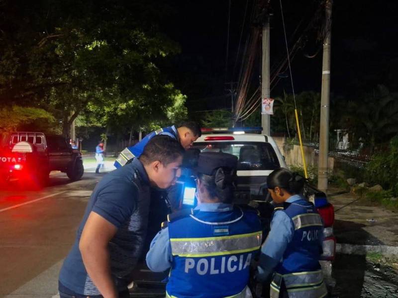 Agentes de Tránsito realizan pruebas de alcoholemia y antidopaje en puntos estratégicos de la ciudad para frenar a los conductores ebrios.