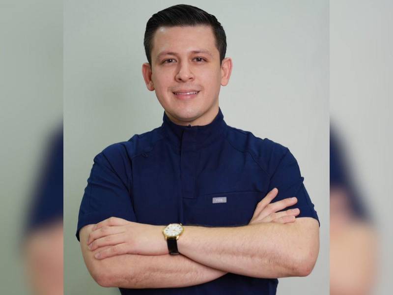El doctor Bryan Rojas, especialista en Medicina Interna, Obesidad y Nutrición, asume como nuevo jefe del servicio de Emergencias del hospital Mario Rivas.