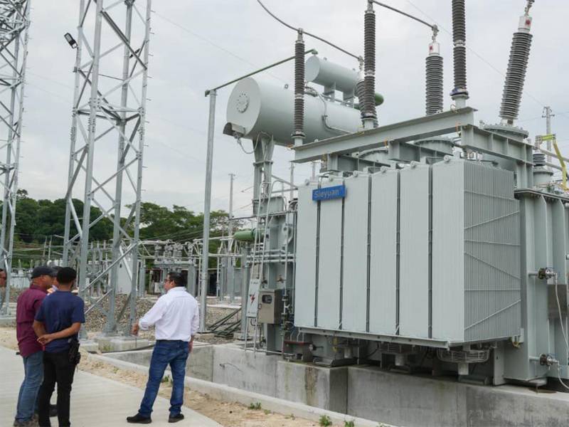 El gerente de la Empresa Nacional de EnergíaEléctrica, Erick Tejada viendo detalles finales de la subestación.