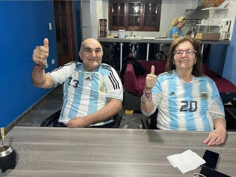 Ángel y Eulalia, los padres de Scaloni, con la camiseta de la Selección tras la conquista del Mundial 2022.